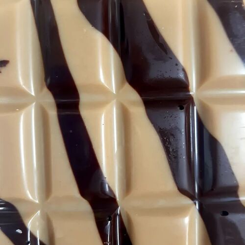 instagram-14 📣 Avis aux gourmands... Les chocolats de  @chocolaterie_gael_jacob sont de retour à la boutique 🍫❤!!!! Découvrez les nouveautés comme ce chocolat Orelys au sucre complet dark Muscovado, très crémeux avec de subtiles notes reglissées 👌🏻💯

#annecy #annecylake #chocolat #pausecafé #torrefaction #coffeeshop